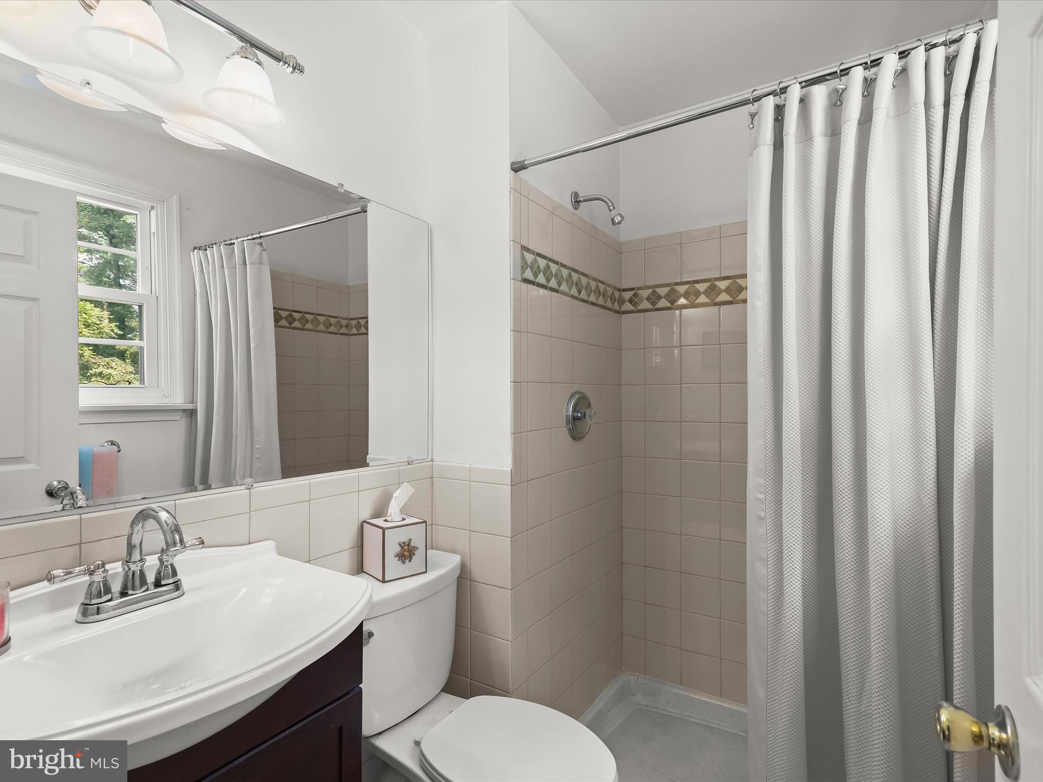 ROUND ACRES - Residential