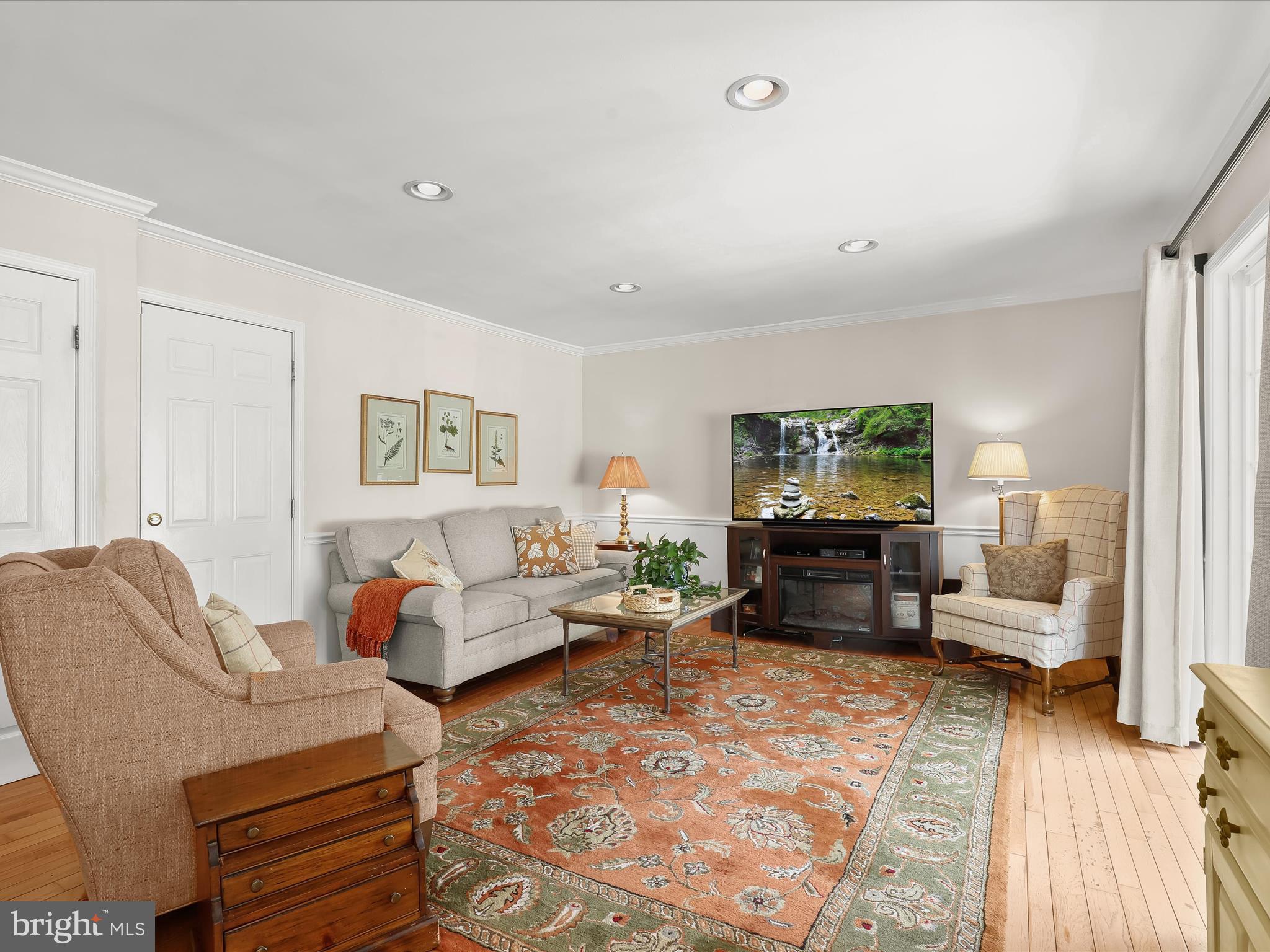 ROUND ACRES - Residential