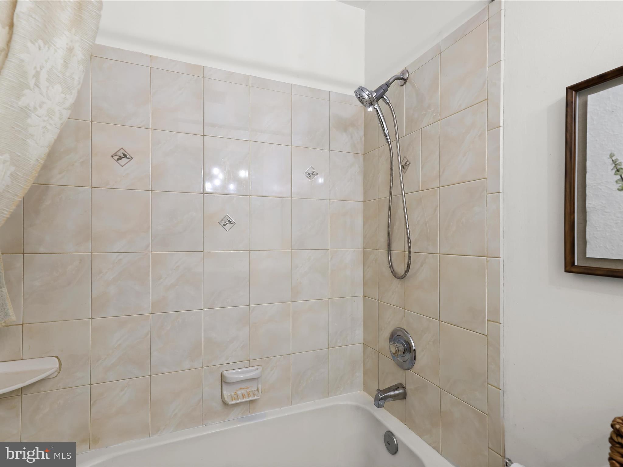 ROUND ACRES - Residential