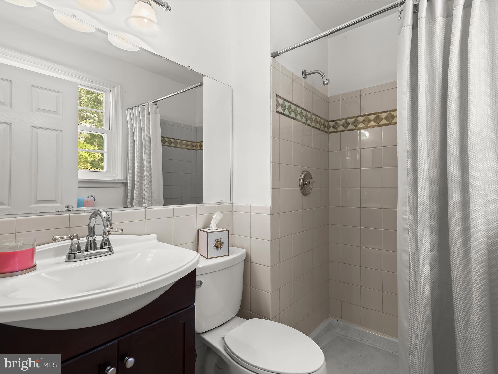 ROUND ACRES - Residential