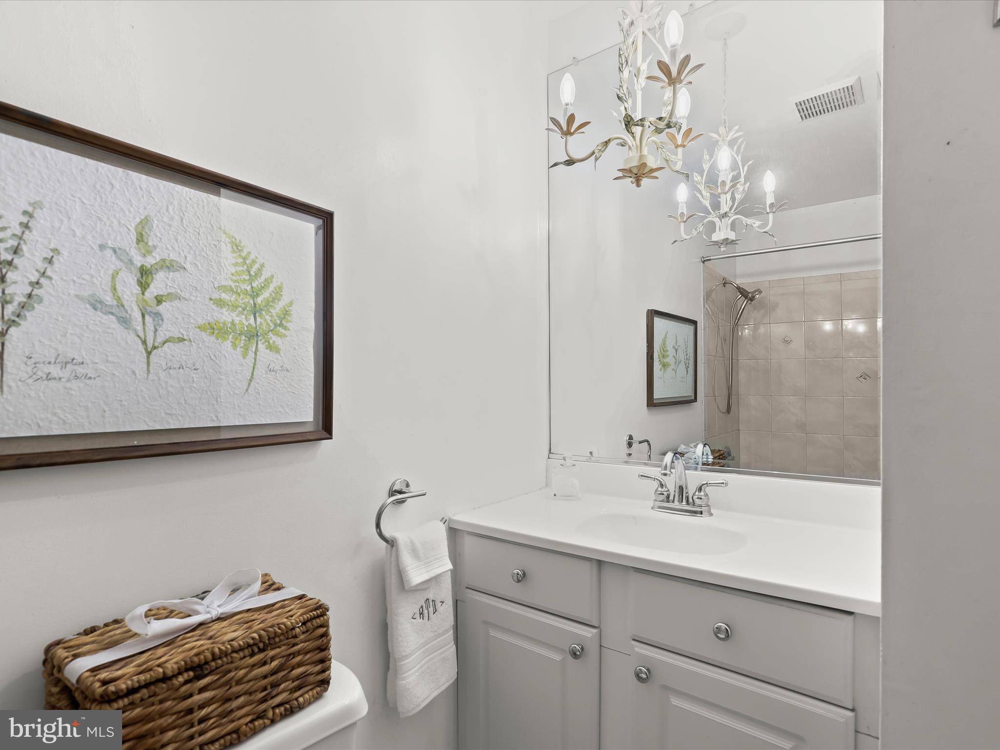 ROUND ACRES - Residential