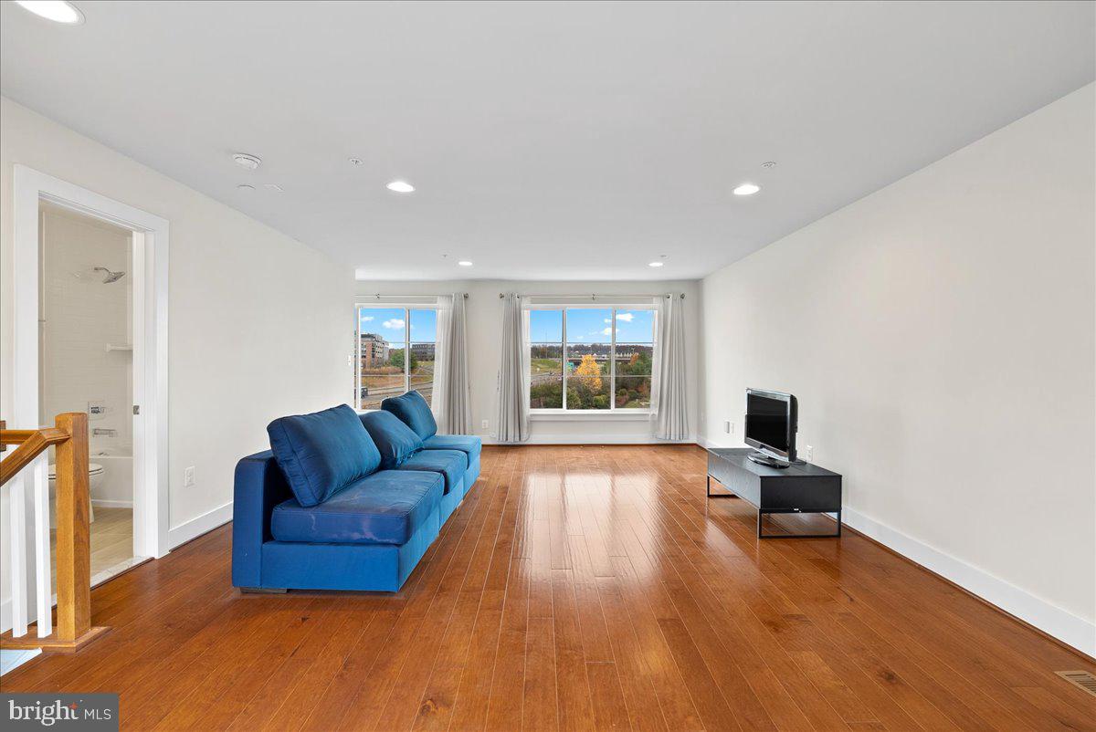 PRESERVE AT WESTFIELDS - Residential Lease