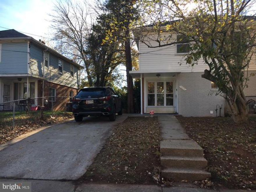 Beautiful townhouse, great distribution .... must show!