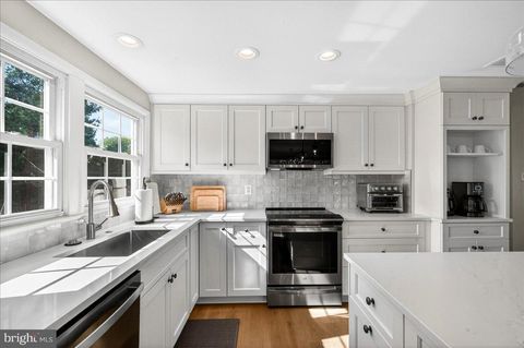 Photo of 4112 Majestic Lane, FAIRFAX, VA 22033 (MLS # VAFX2306052)