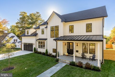 Photo of 8916 Oneida Lane, BETHESDA, MD 20817 (MLS # MDMC2202960) Photo of 8916 Oneida Lane, BETHESDA, MD 20817 (MLS # MDMC2202960)