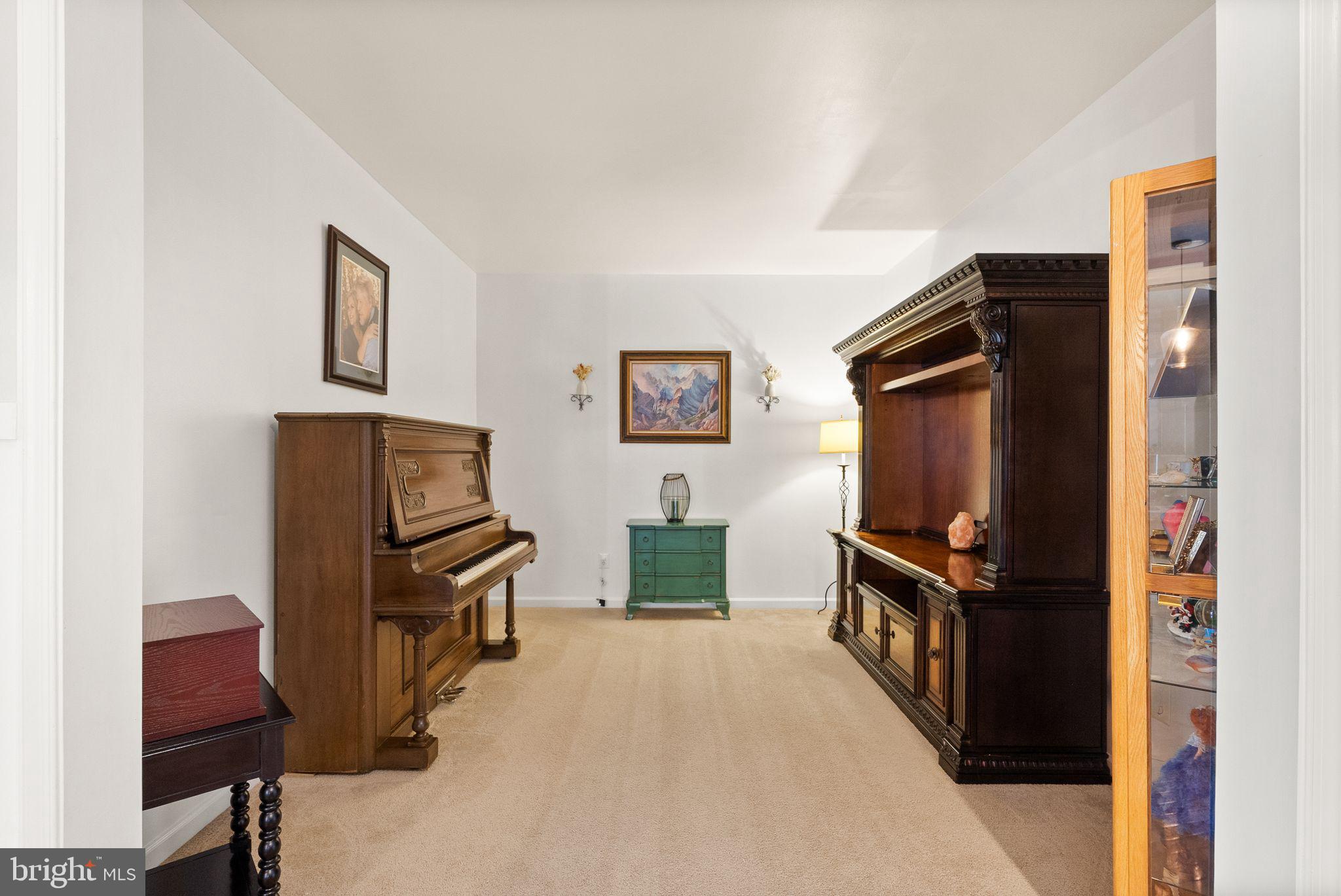 THREE FLAGS - Residential