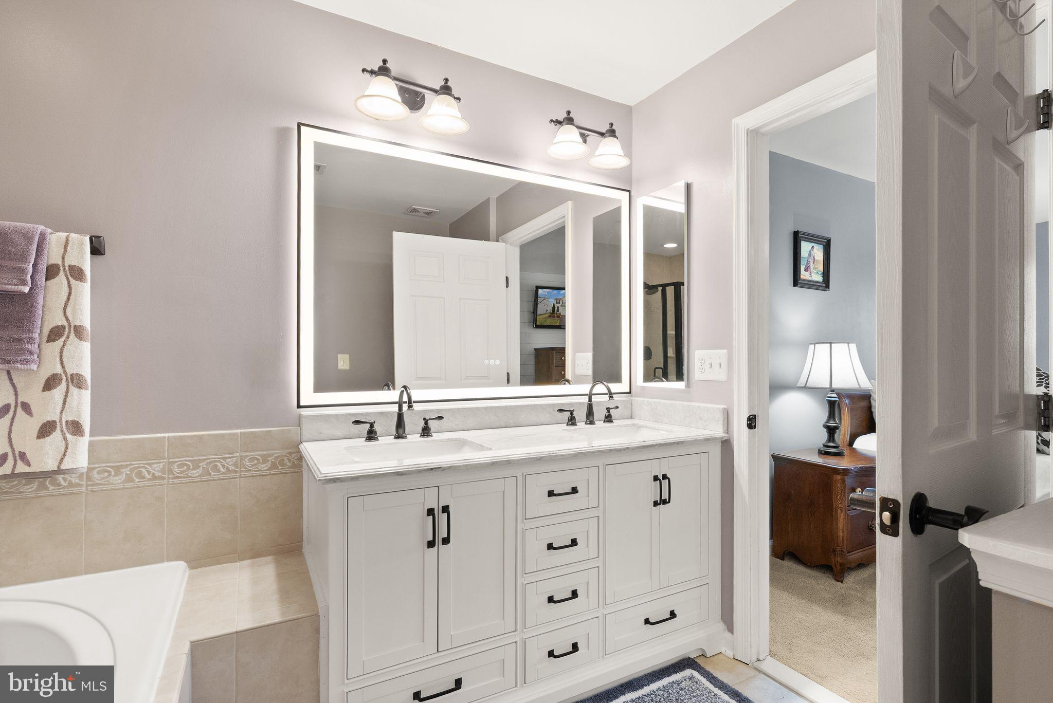 THREE FLAGS - Residential