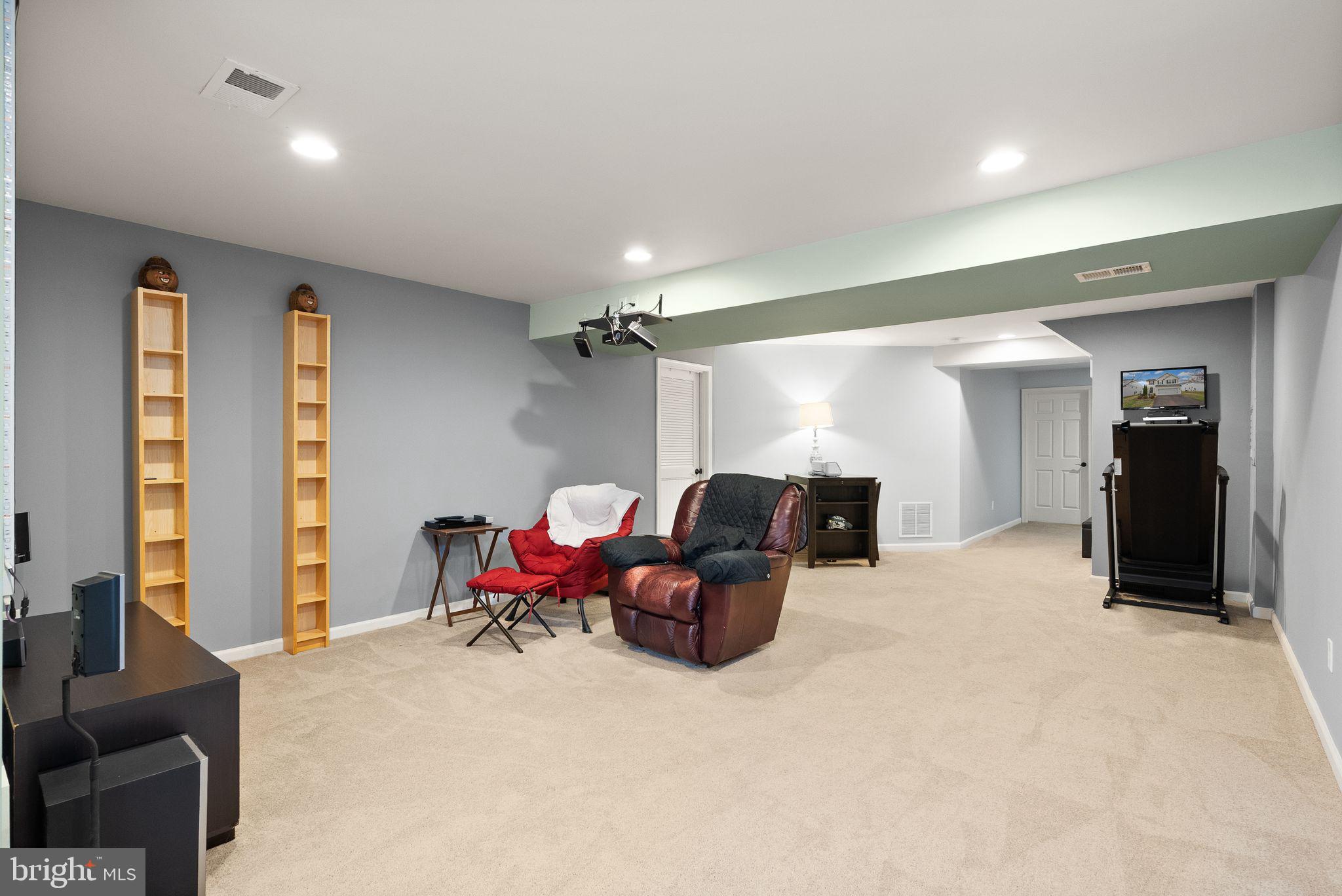 THREE FLAGS - Residential