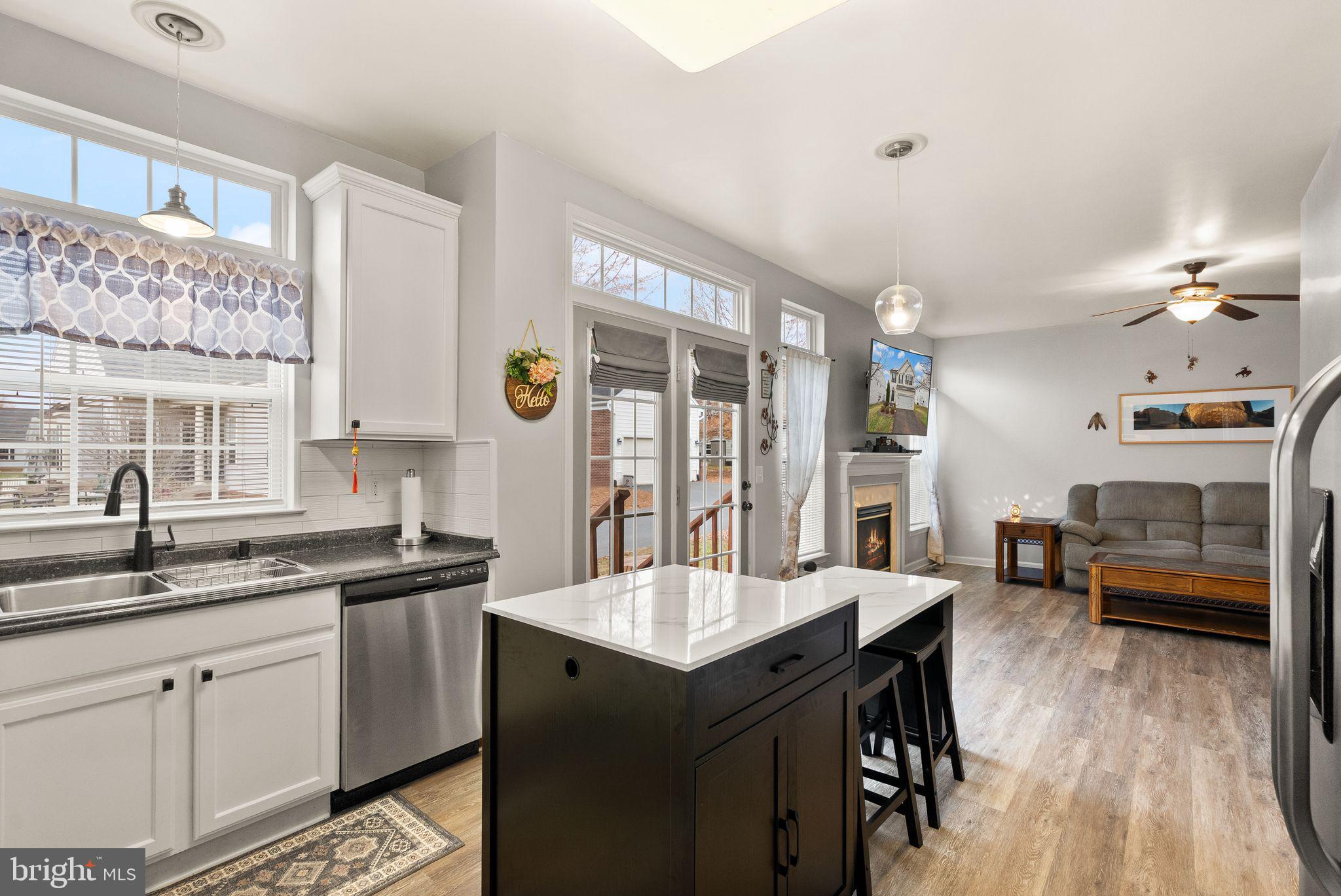 THREE FLAGS - Residential