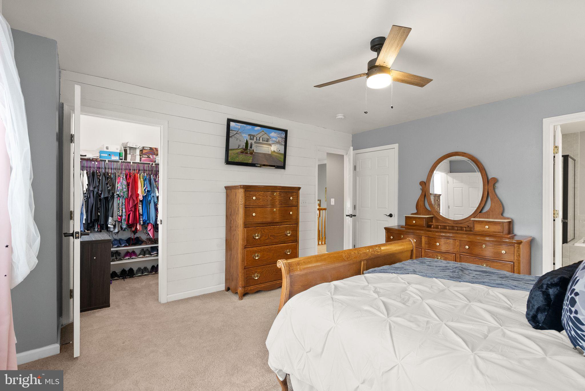 THREE FLAGS - Residential