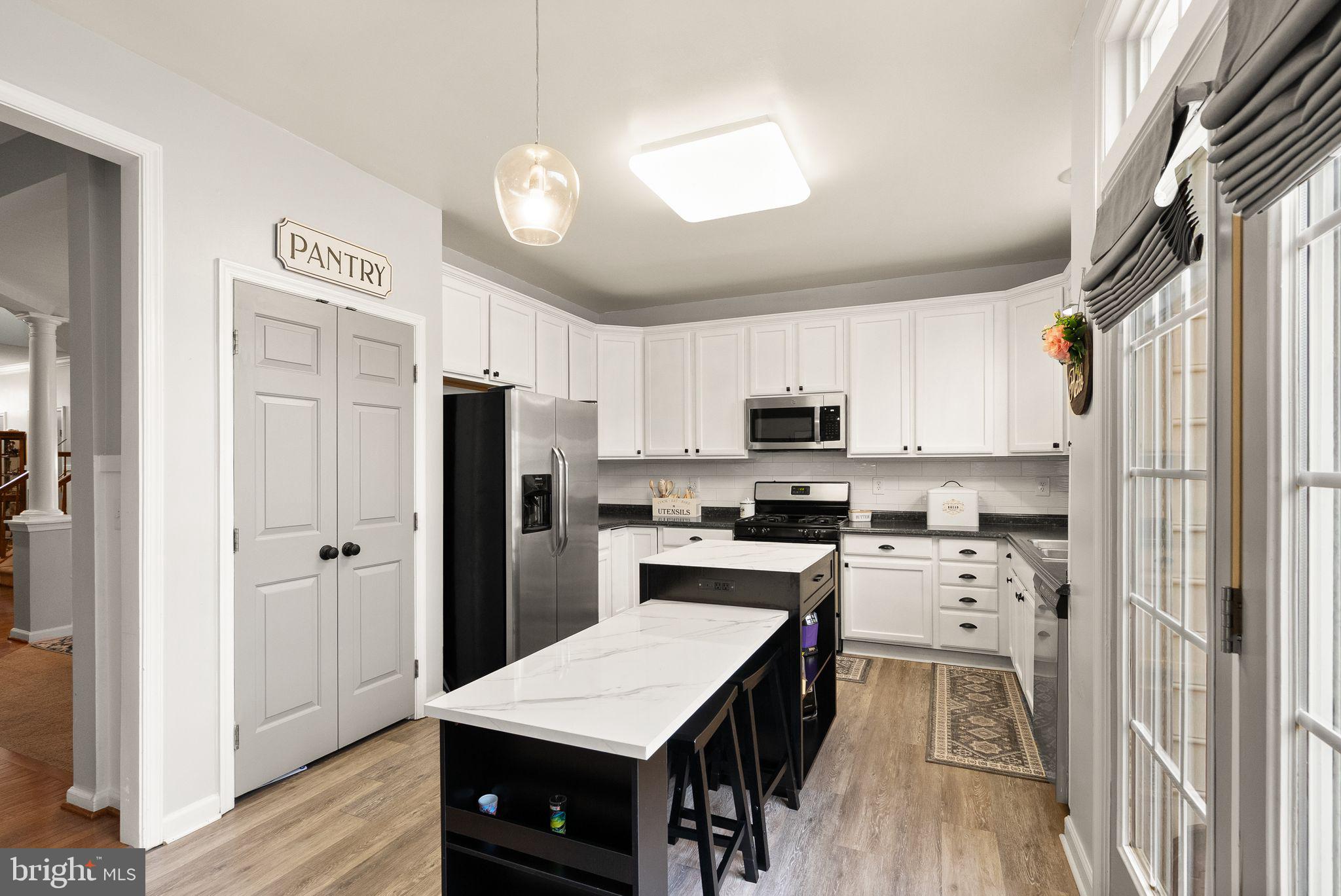 THREE FLAGS - Residential