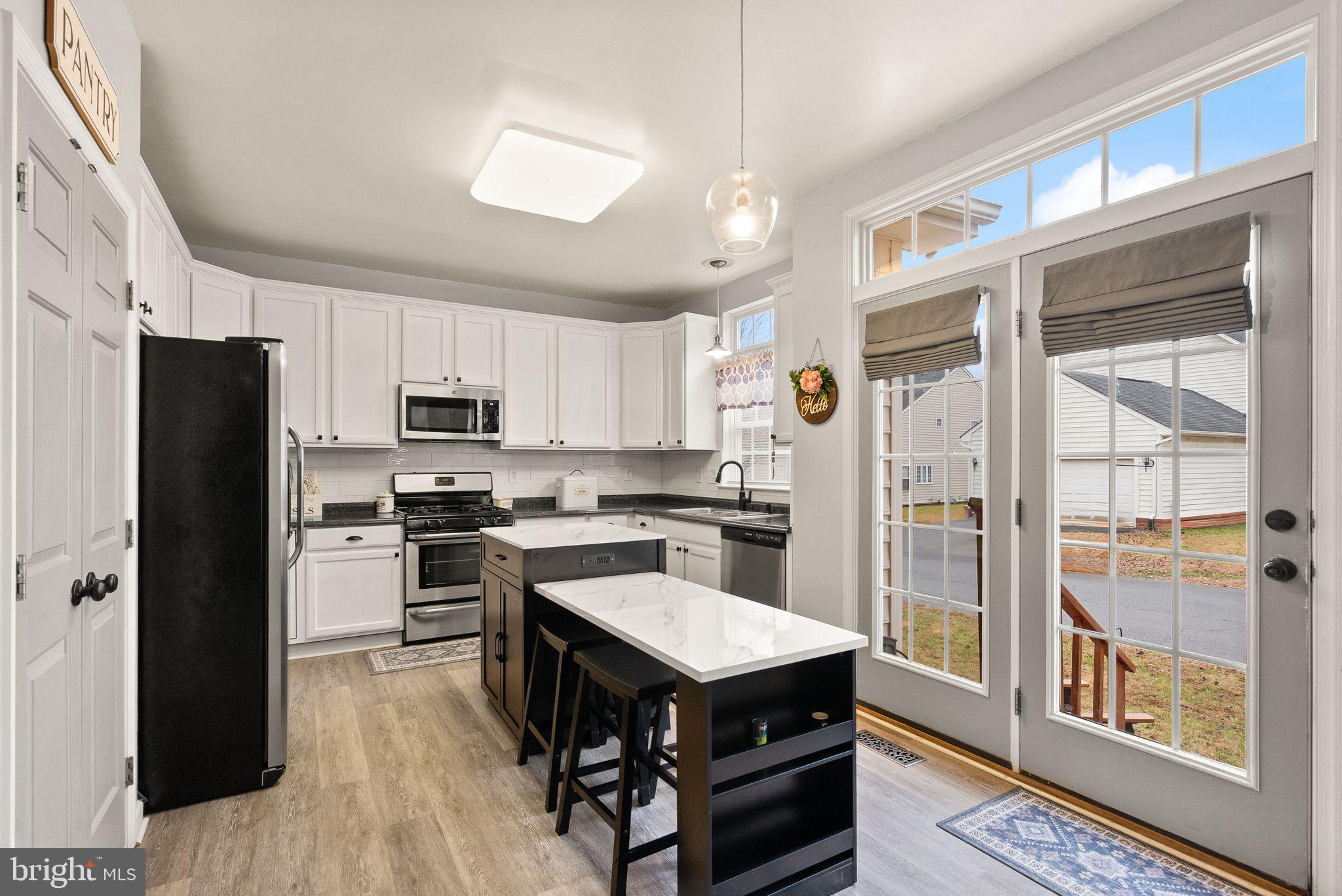 THREE FLAGS - Residential