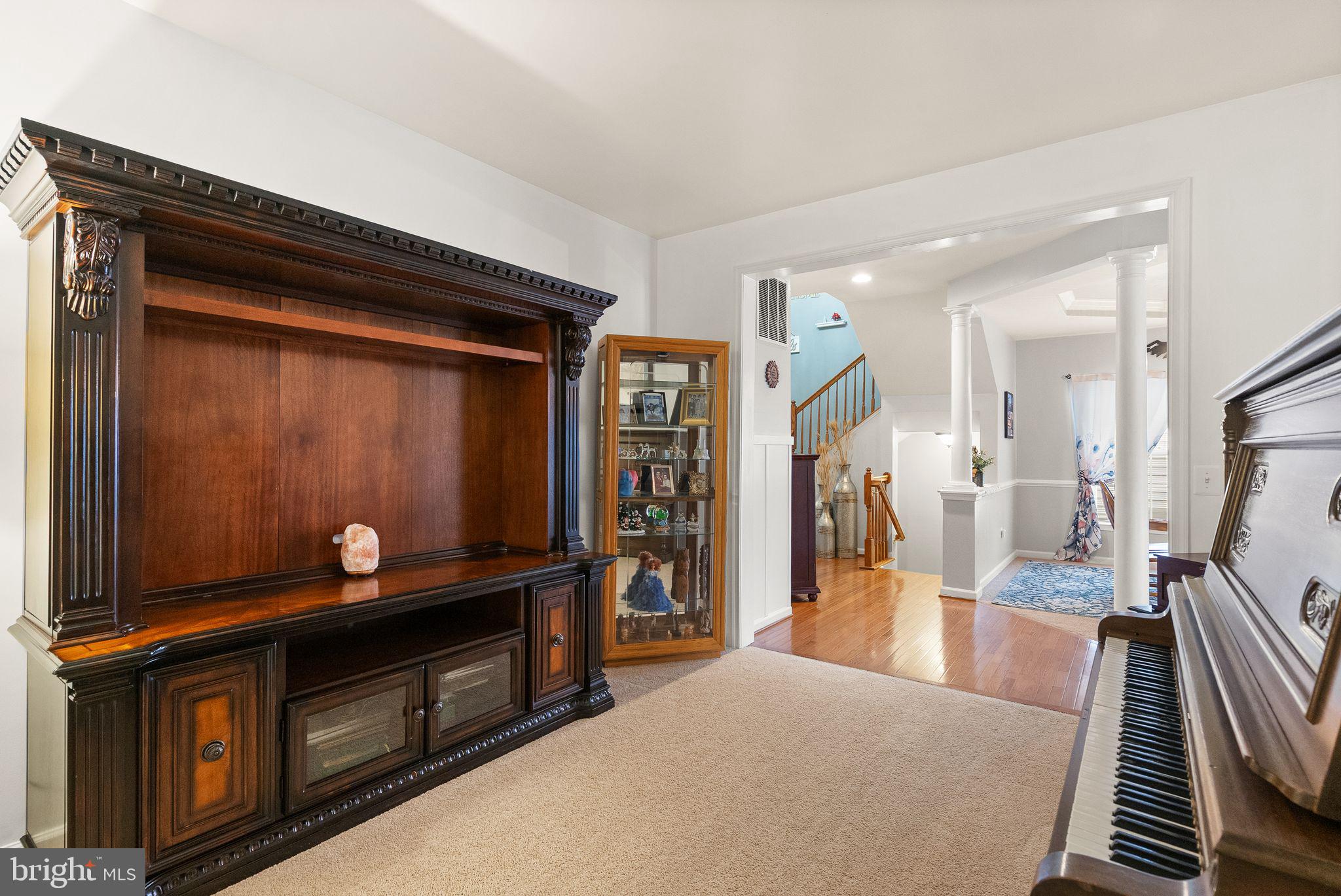 THREE FLAGS - Residential