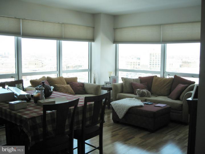 A beautiful, light filled unit at the Regatta, now for rent! This corner unit includes desirable features such as Hardwood flooring, and immense windows, filling the unit with natural light, as well as showcasing impressive views. The modern kitchen is the perfect blend of comfort & convenience, with its stainless steel appliances, granite counters and tiled backsplash. The unit also includes a darling bedroom and bathroom with a jacuzzi tub! Located in desirable Waterfront Square, the Regatta building includes a breathtaking lobby and 24 hr doorstaff, as well as a fitness center, swimming pool and more! Just minutes away from the heart of the city, this is a unit you definitely don't want to miss!