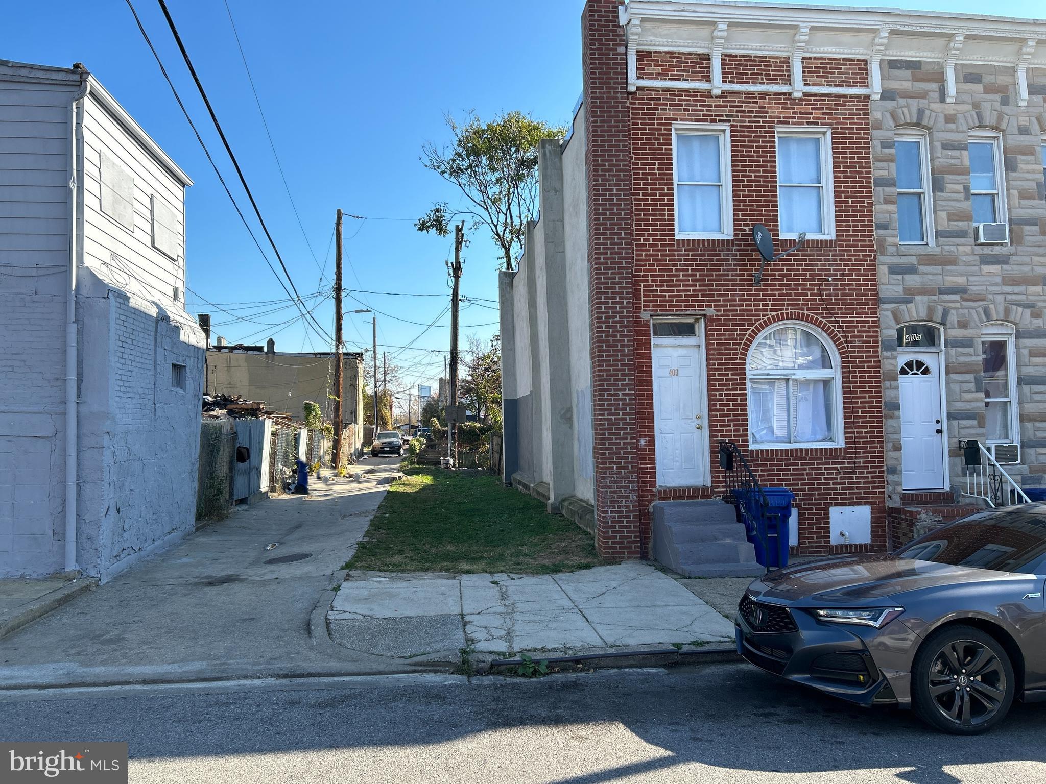 Build the home of your dream in this 1,053 square feet lot located in the neighborhood of Mount Clare. Enjoy the amenities this neighborhood offers, which includes the Traci Atkins Park, Carroll Park, basketball courts, field house and golf course. The property is 4 minutes away from Westside Shopping center and 6 minutes travel to M&T Bank Stadium.