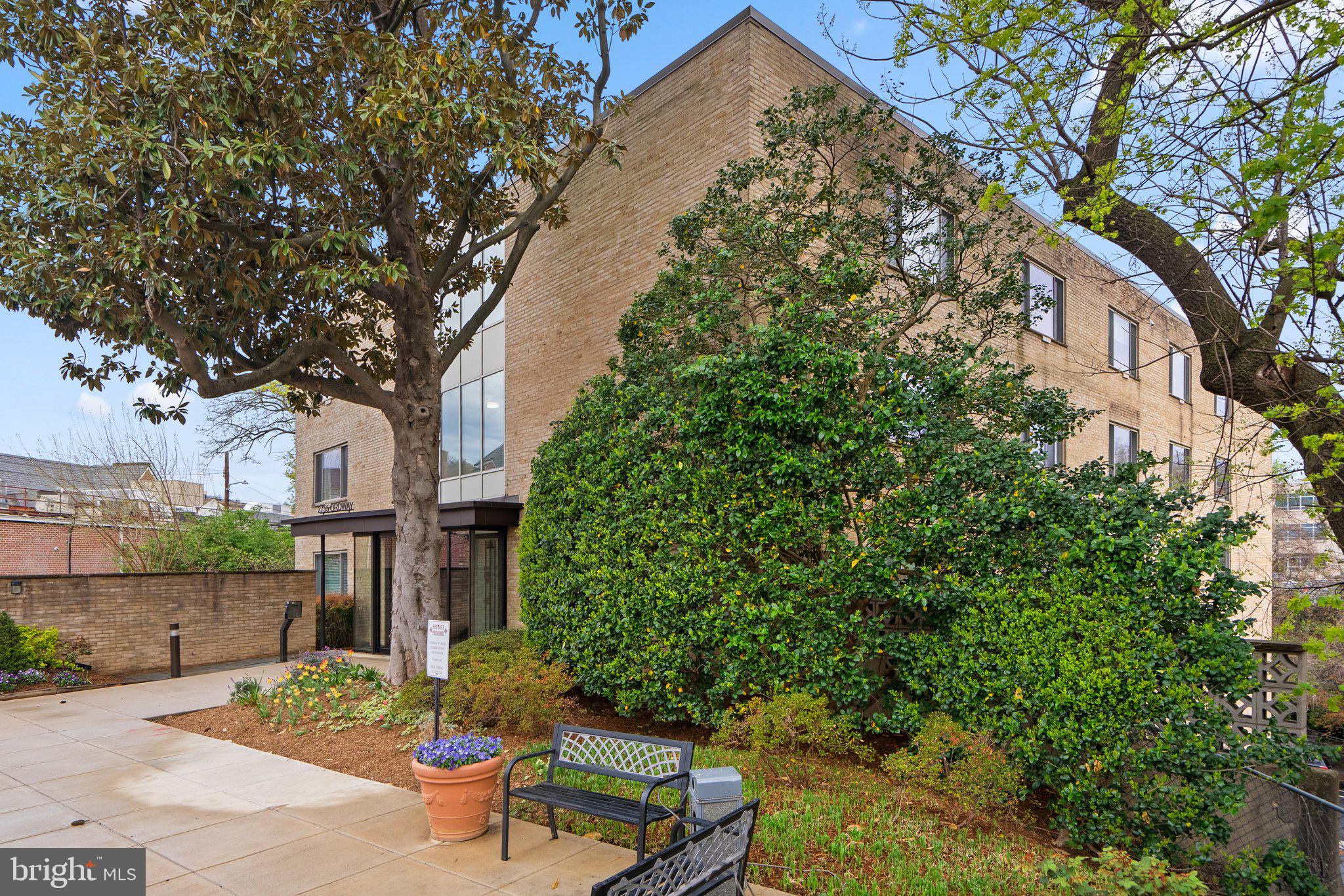 FOREST HILLS - Residential Lease