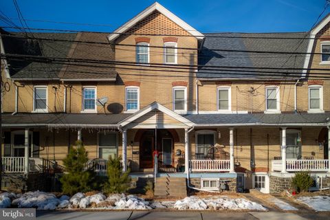 Photo of 619 Juniper Street, QUAKERTOWN, PA 18951 (MLS # PABU2113048)