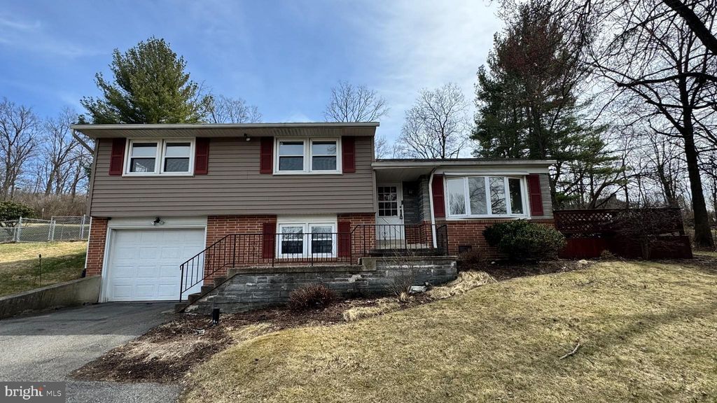 Photo of 312 Hillside Road, ELIZABETHTOWN, PA 17022 (MLS # PALA2062550)