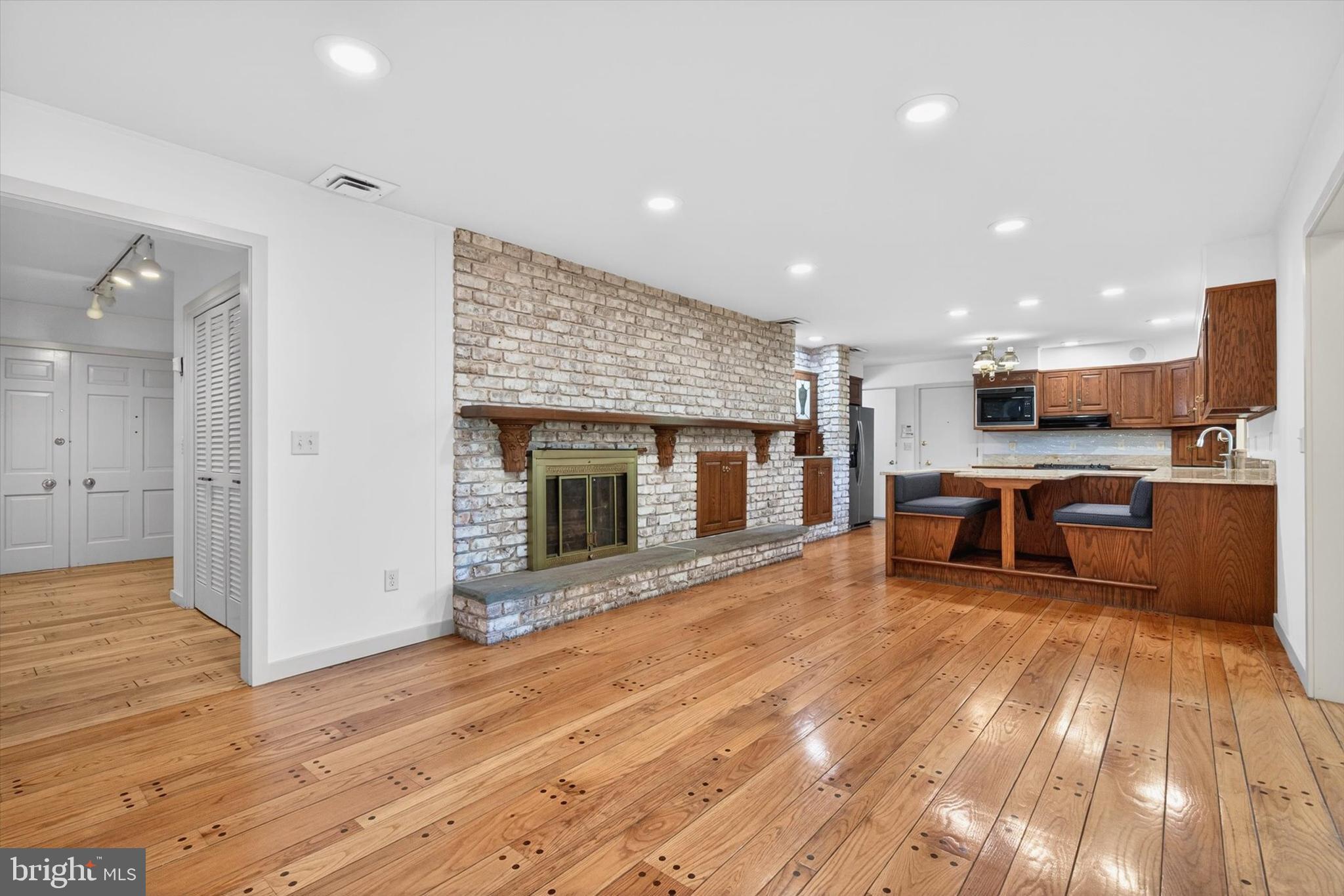 HILLCREST - Residential