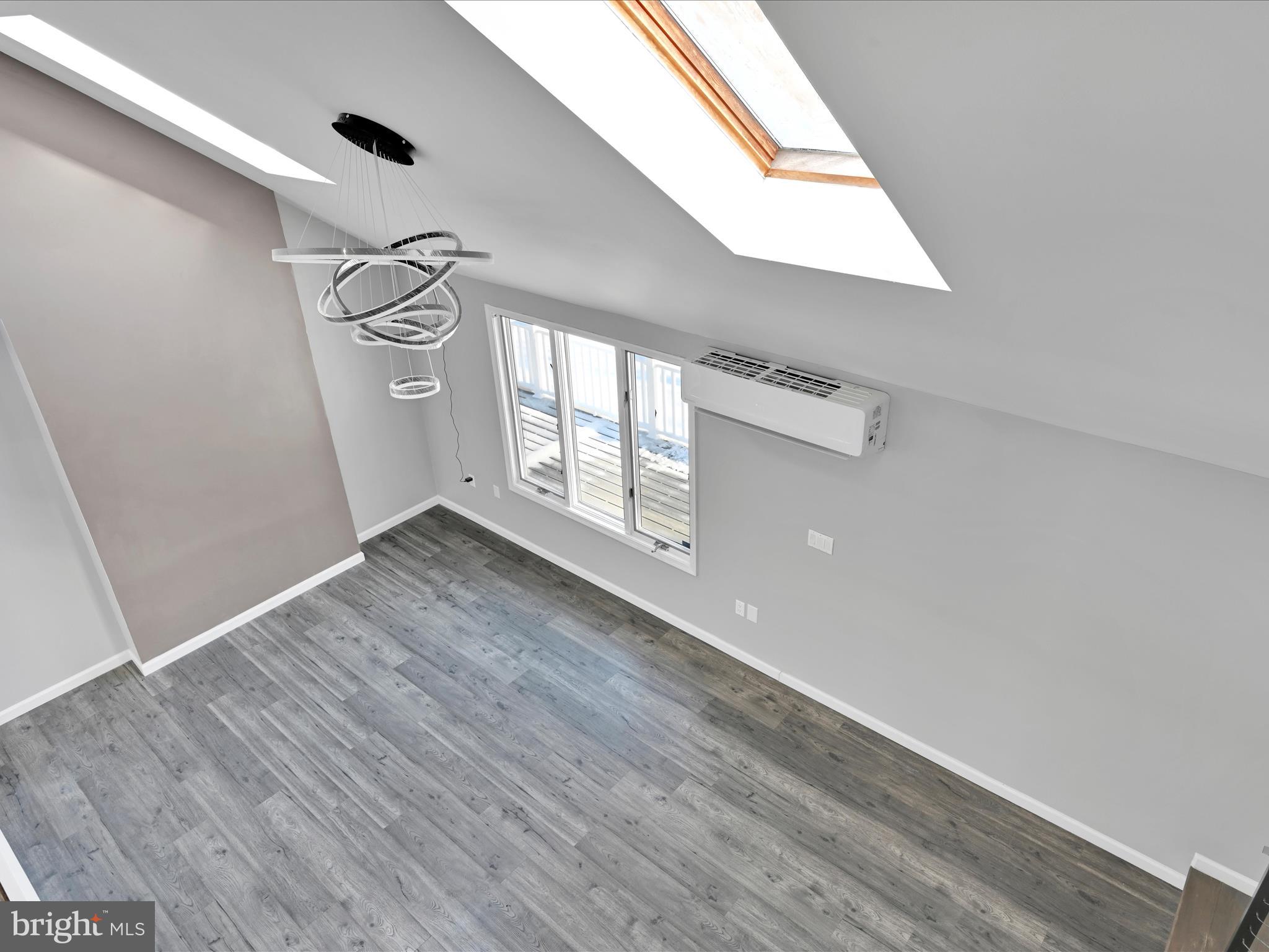 EMERALD LAKES - Residential