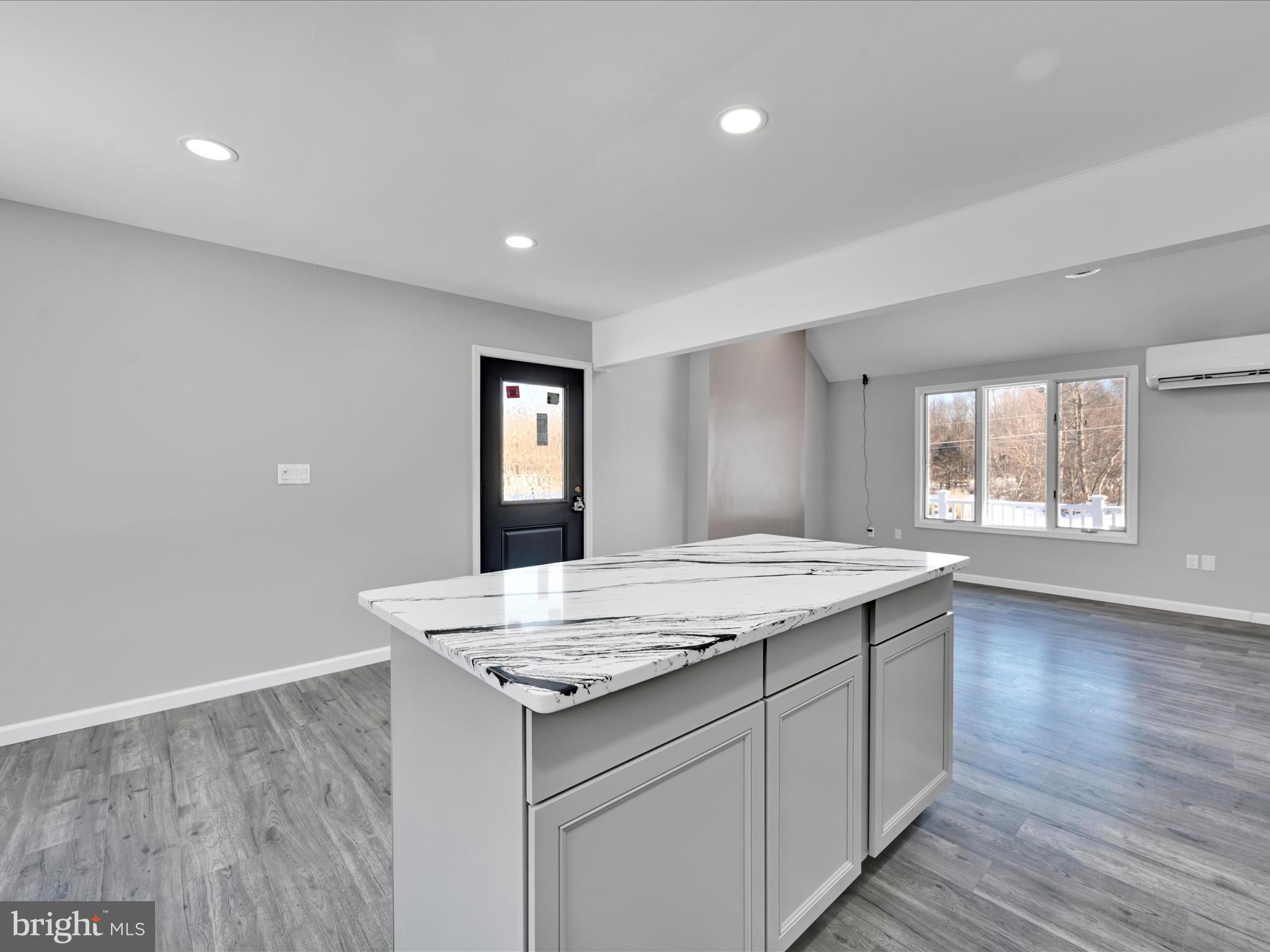 EMERALD LAKES - Residential