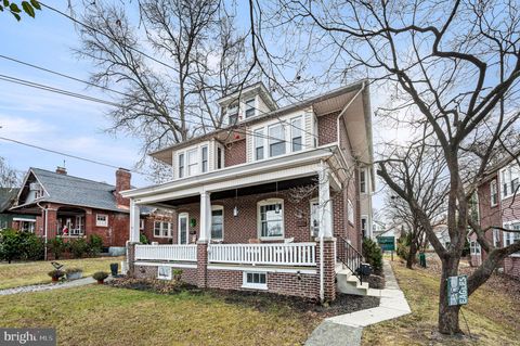 Photo of 814 N Evans Street, POTTSTOWN, PA 19464 (MLS # PAMC2163412)