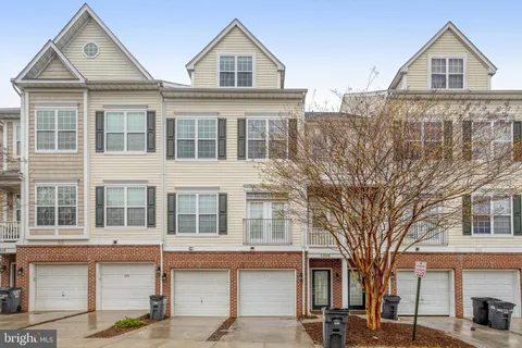 13804 Breezy Ridge Way Unit 201, Woodbridge, VA MLS: VAPW2091202