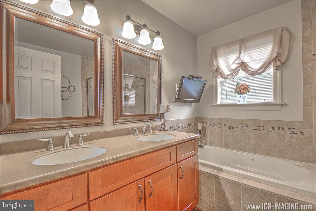 BUMBLE BEE HOLLOW - Residential