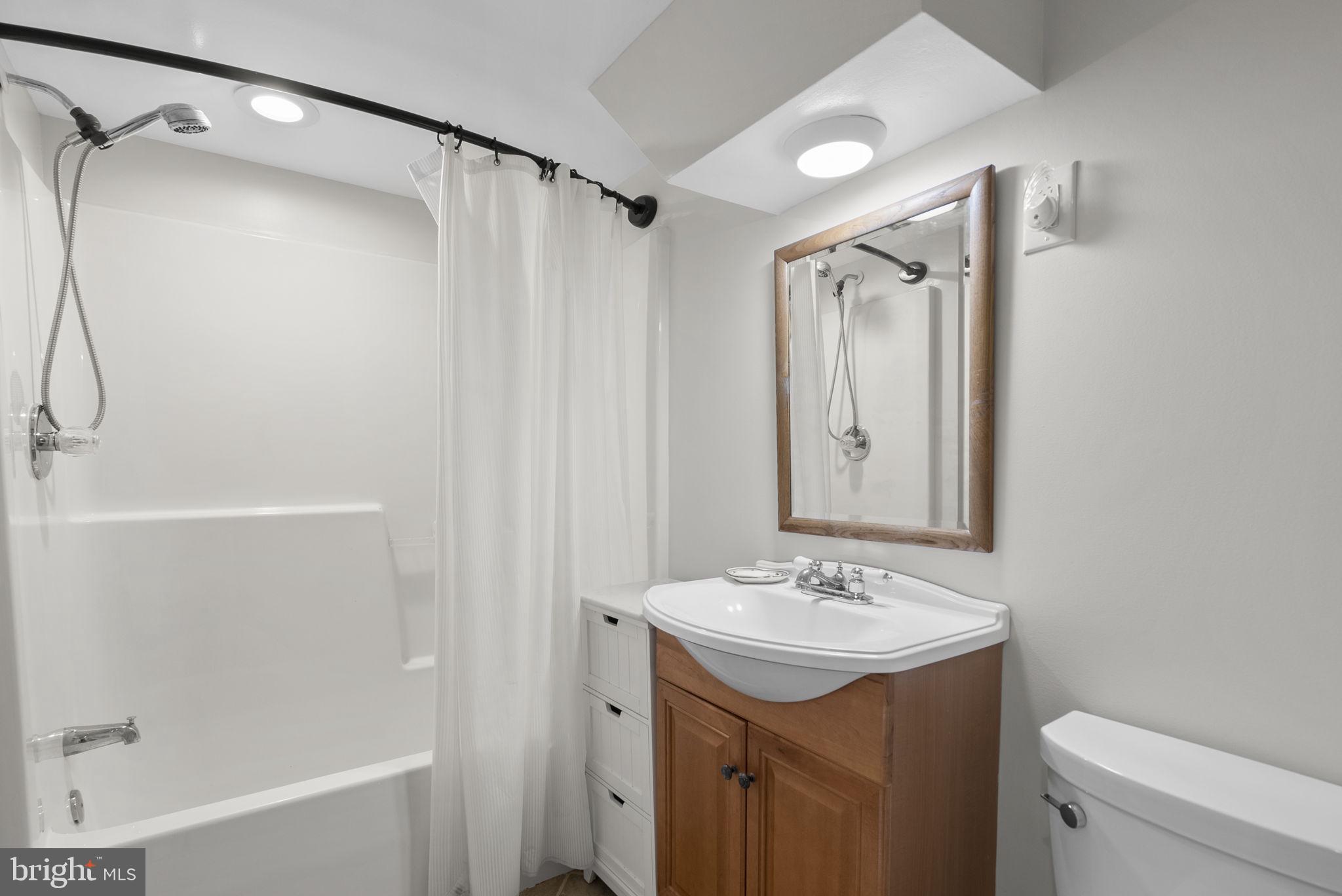 WILLIAMSBURG VILLAGE - Residential