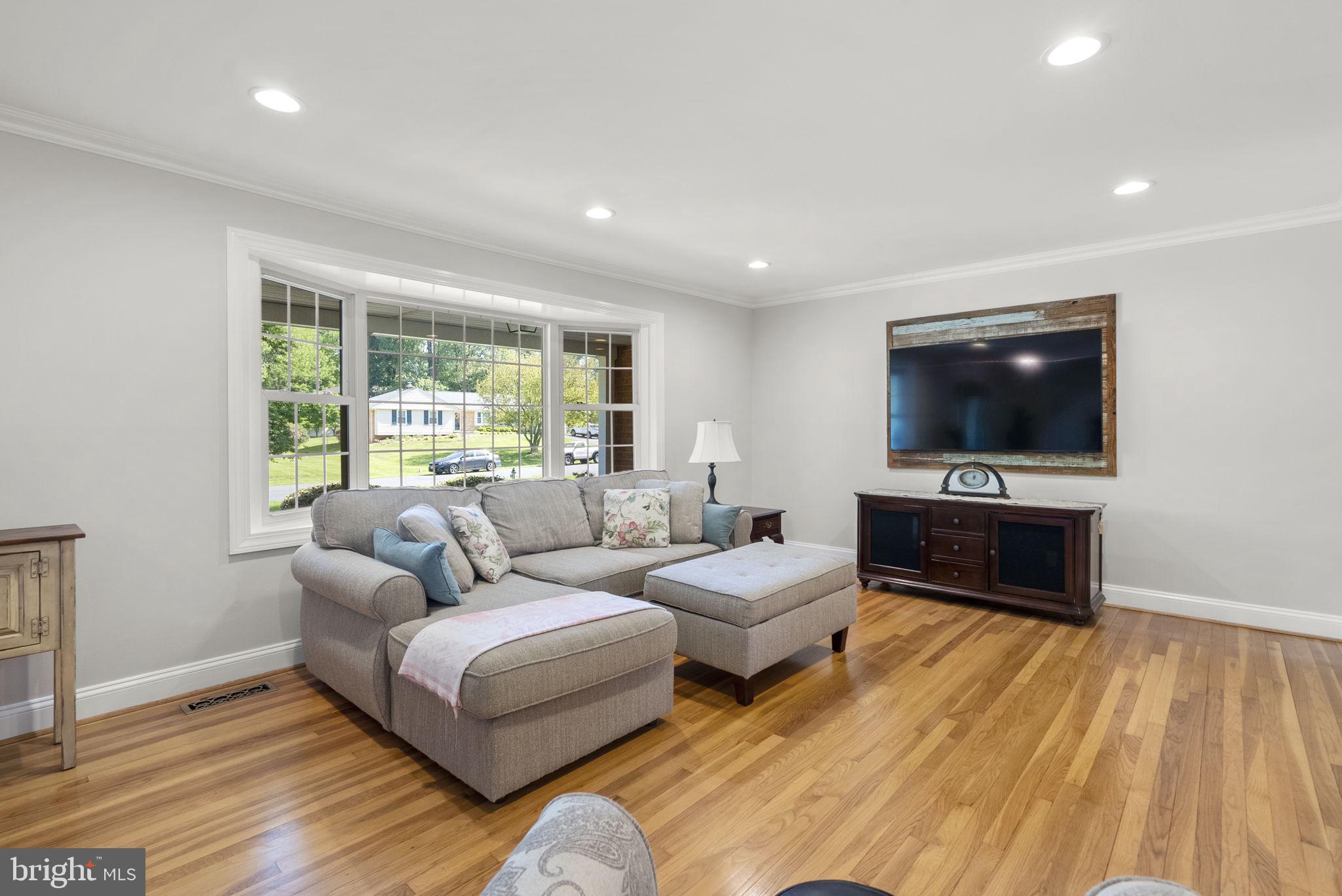 WILLIAMSBURG VILLAGE - Residential