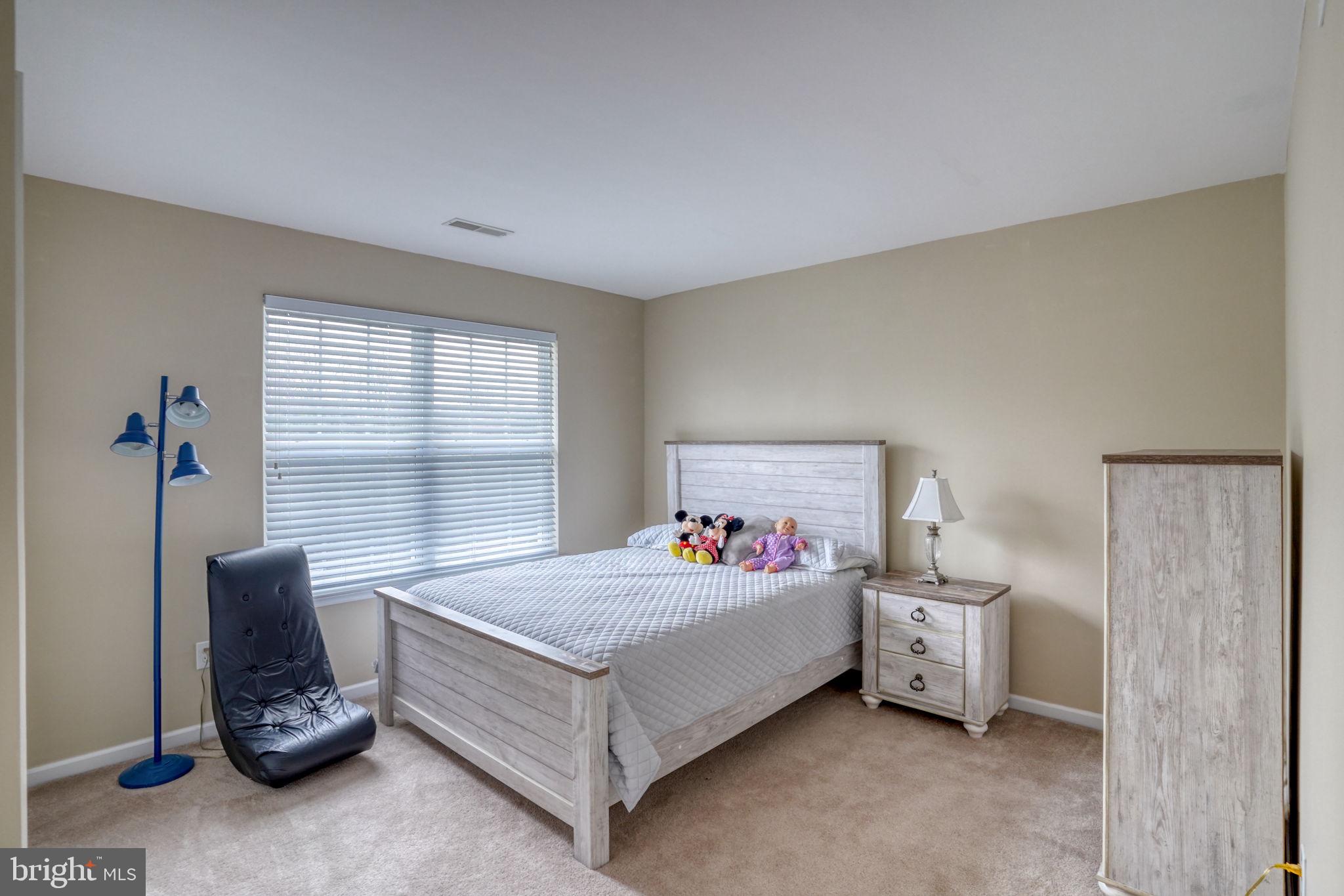 FOUR SEASONS - Residential