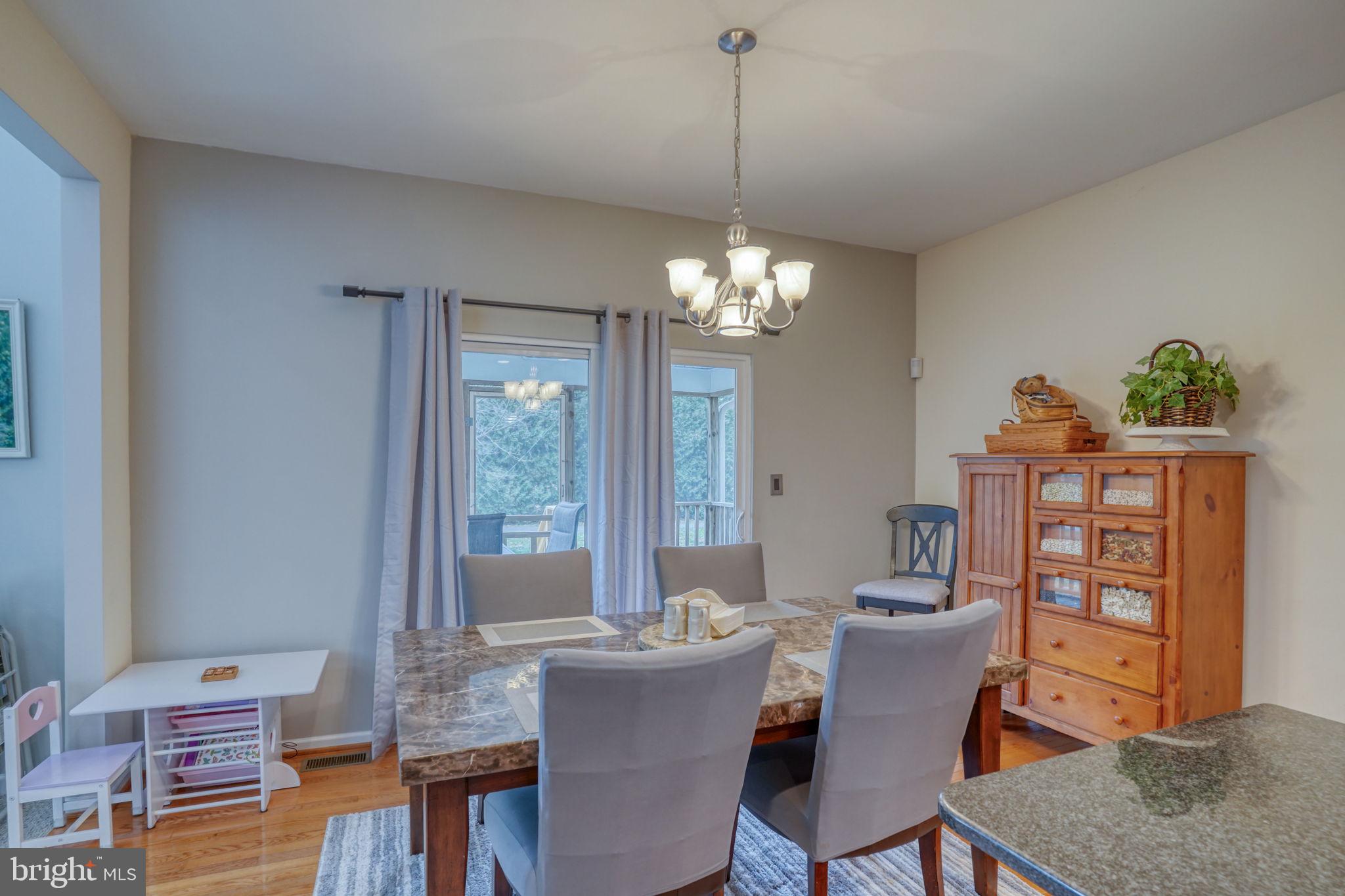 FOUR SEASONS - Residential