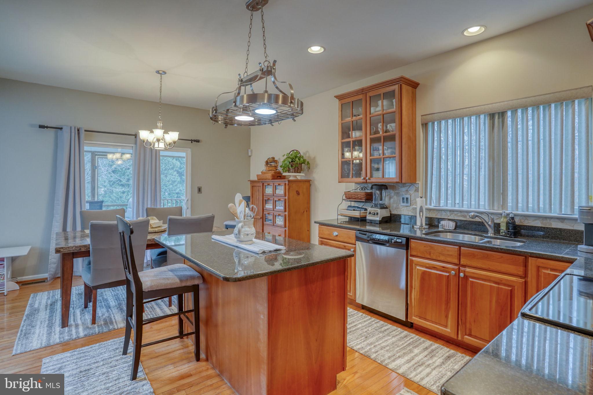 FOUR SEASONS - Residential