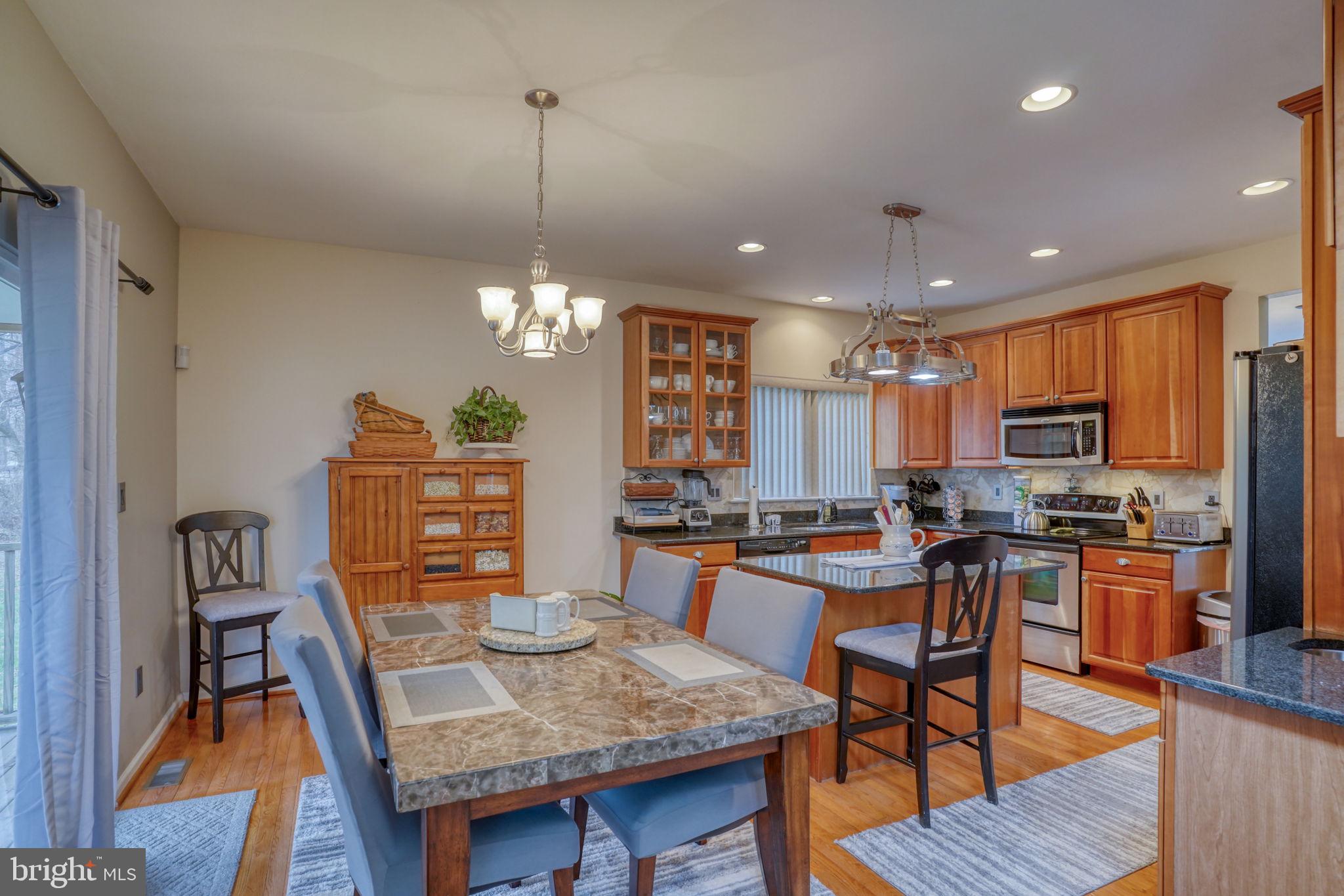 FOUR SEASONS - Residential