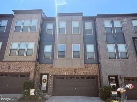Townhouse For Rent - 9878 Hopkins Loop<br/> MANASSAS, VA 20110