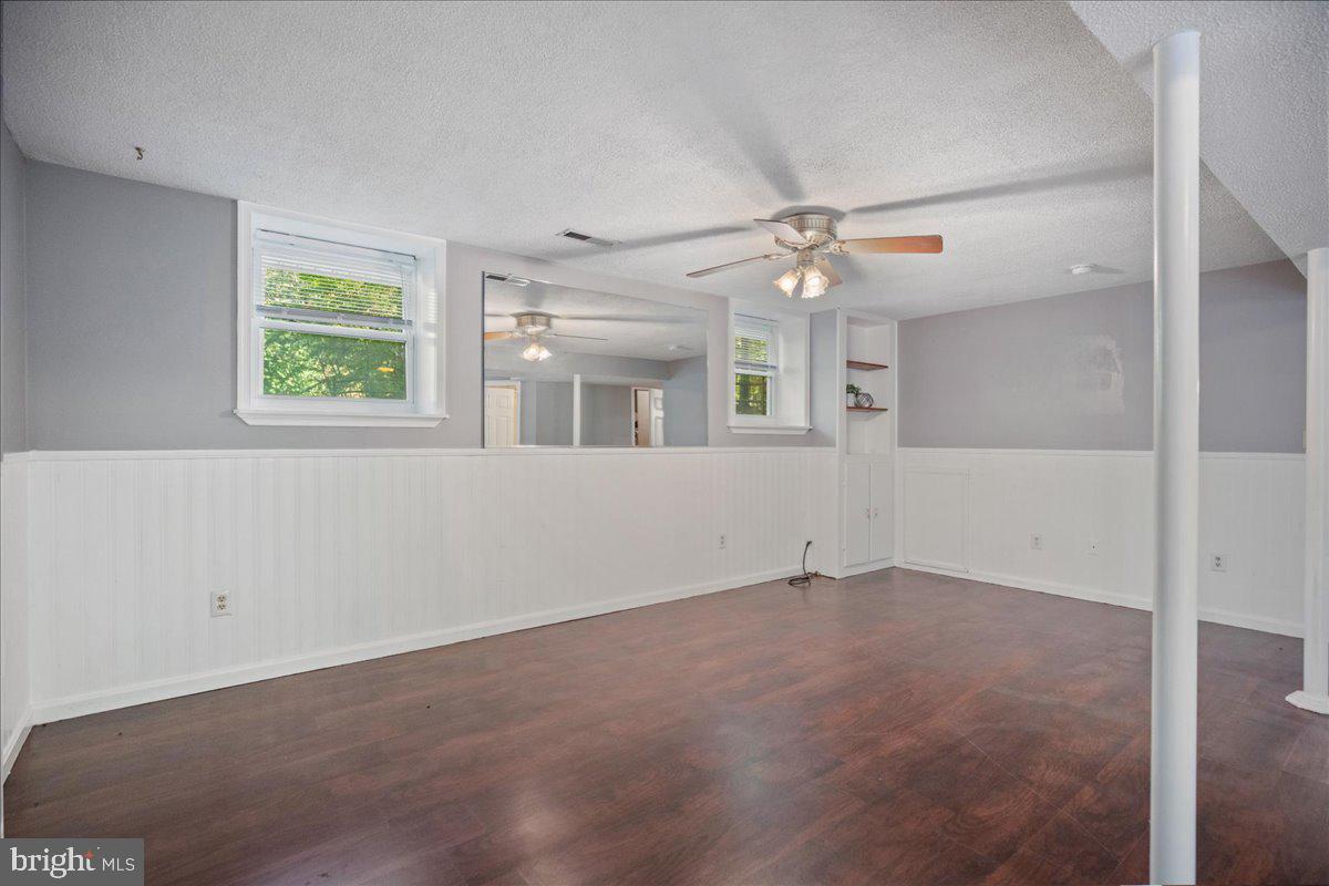 COUNTRY LAKES - Residential