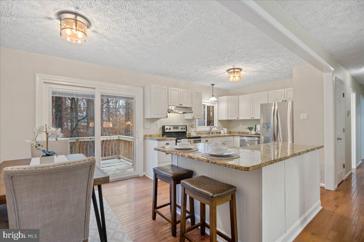 COUNTRY LAKES - Residential