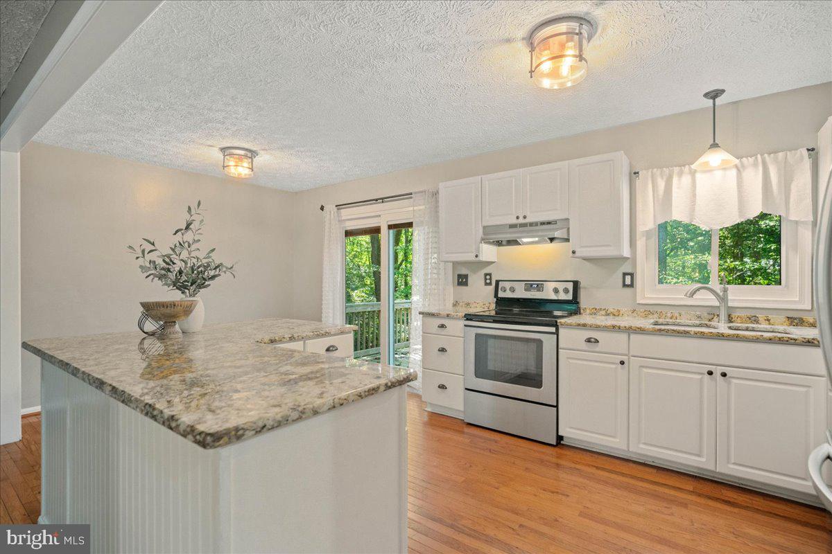 COUNTRY LAKES - Residential