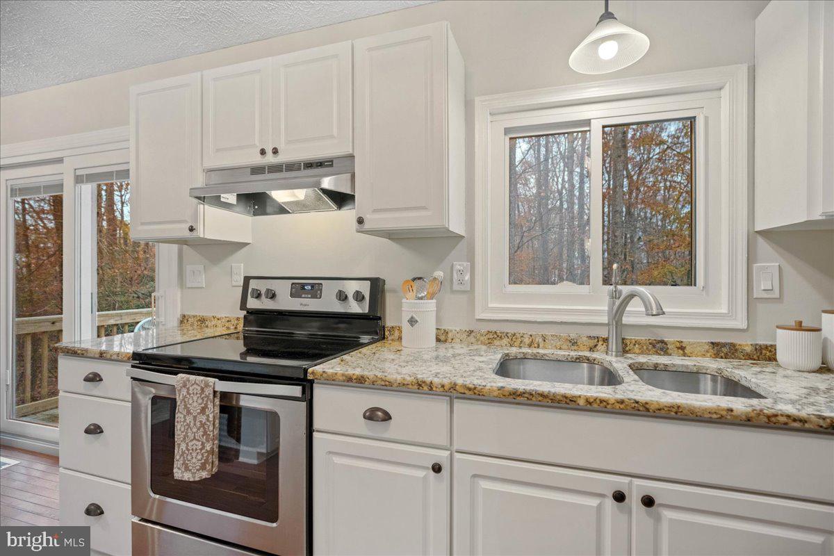 COUNTRY LAKES - Residential