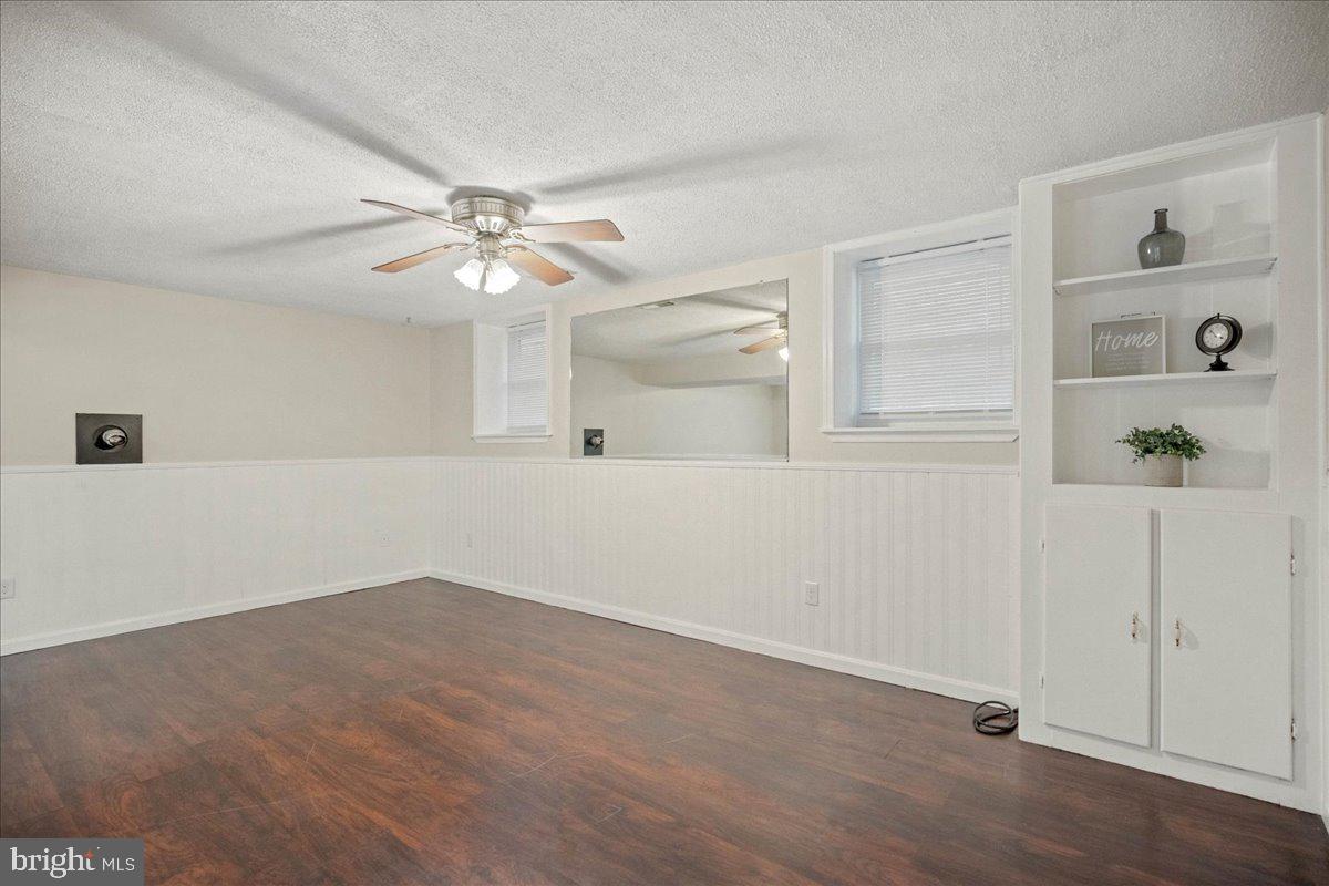 COUNTRY LAKES - Residential