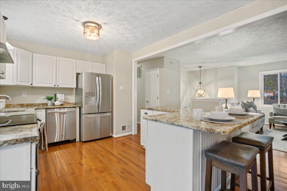 COUNTRY LAKES - Residential