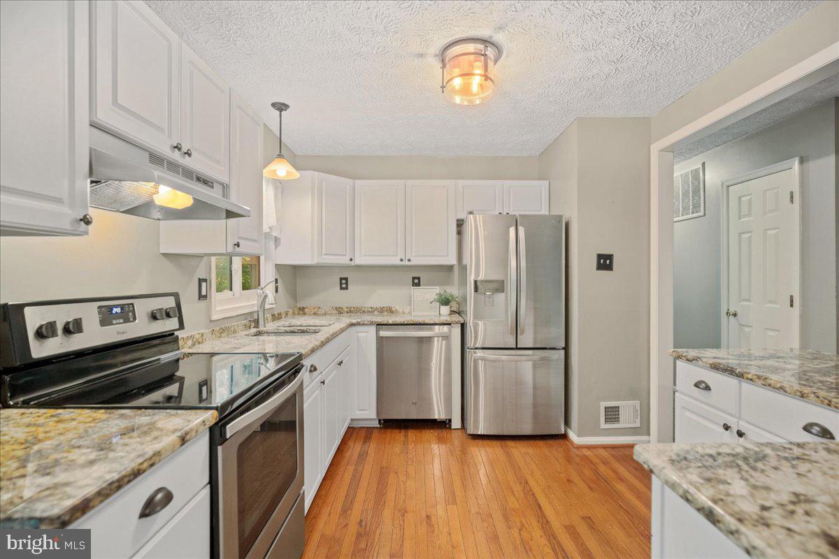 COUNTRY LAKES - Residential