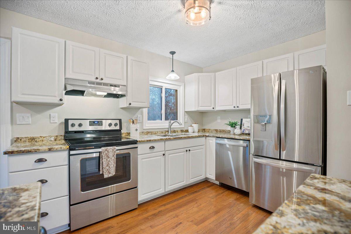 COUNTRY LAKES - Residential