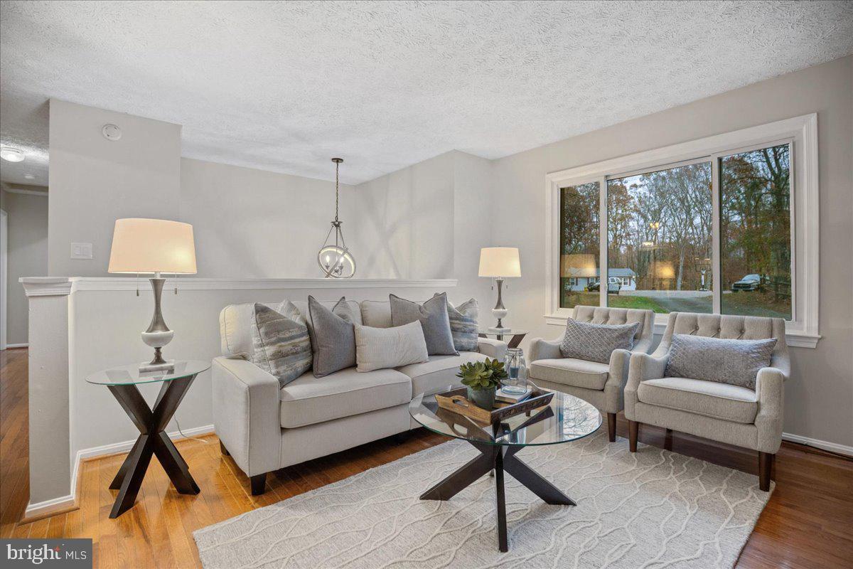 COUNTRY LAKES - Residential