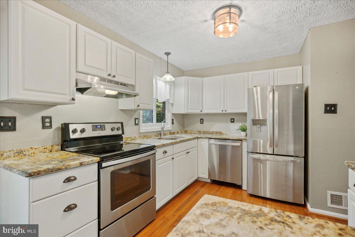 COUNTRY LAKES - Residential