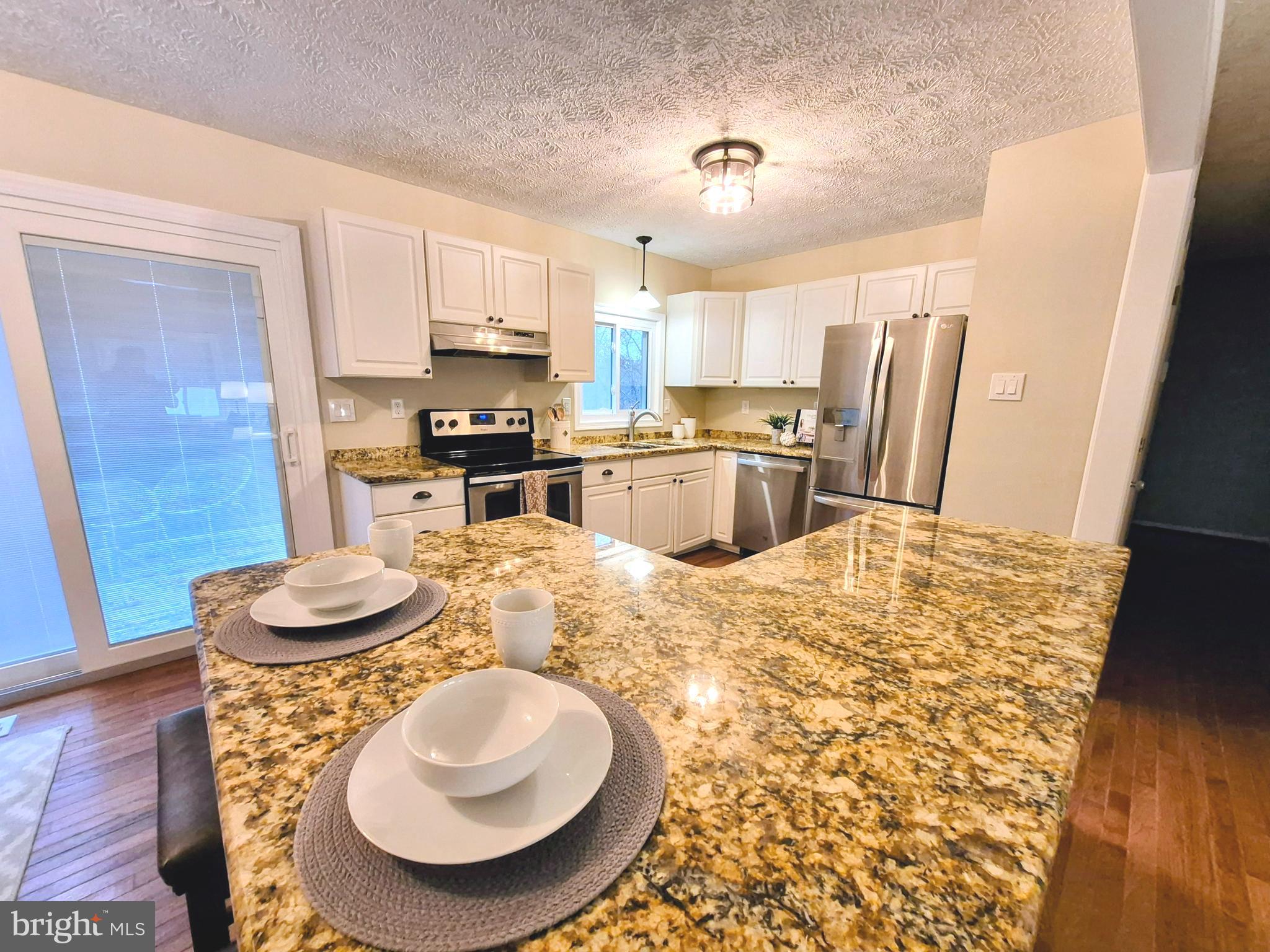 COUNTRY LAKES - Residential