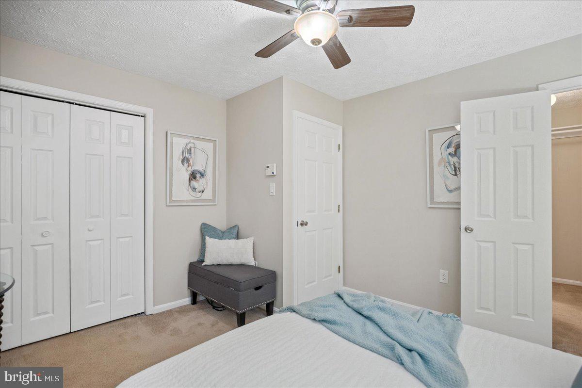 COUNTRY LAKES - Residential