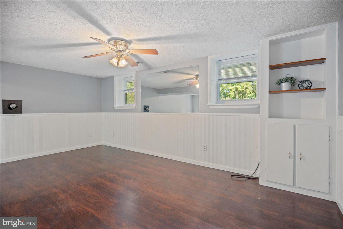 COUNTRY LAKES - Residential