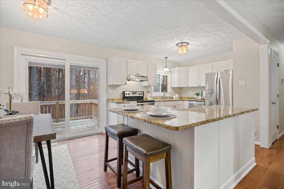 COUNTRY LAKES - Residential