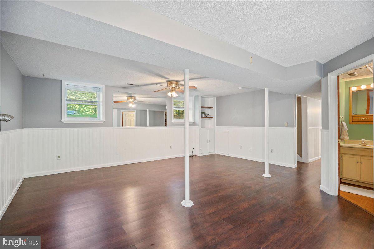 COUNTRY LAKES - Residential